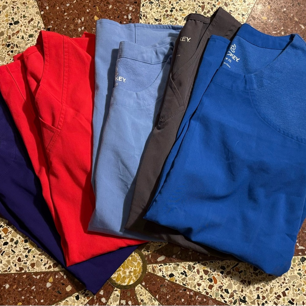 5 XS Scrub tops - Picture 2 of 13